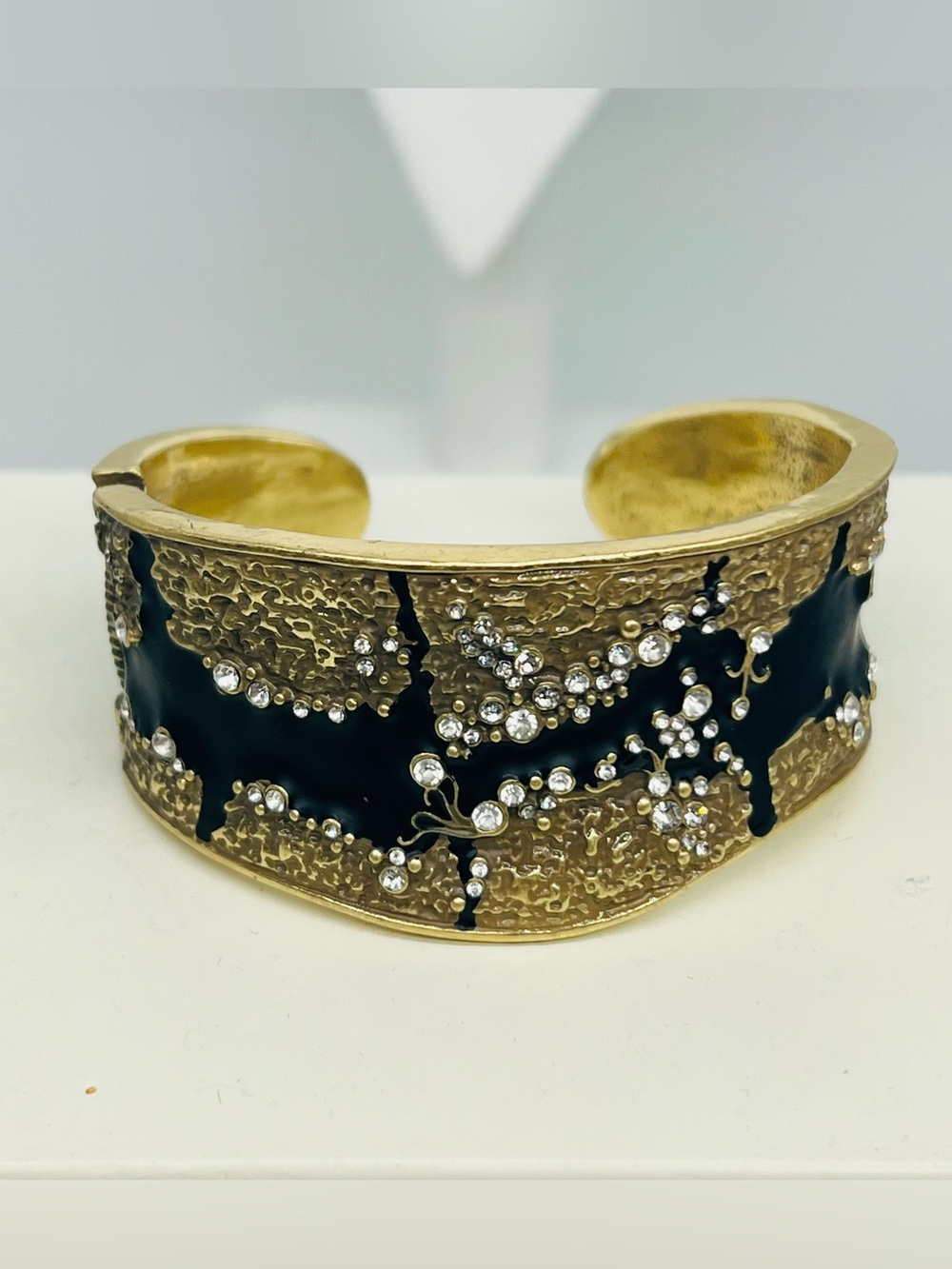 380. Vintage 1980s Enamel Black Gold Crystal Encrusted Hinged Bracelet Sz 6.5-7